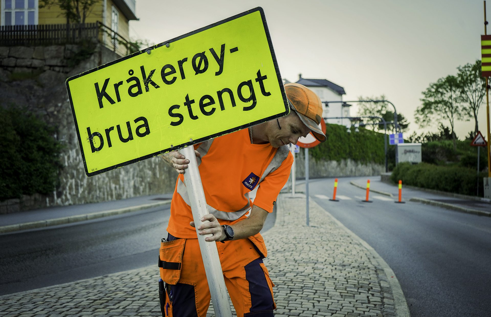 En ansatt i Mesta Flex som skal plassere et skilt før Kråkerøybrua